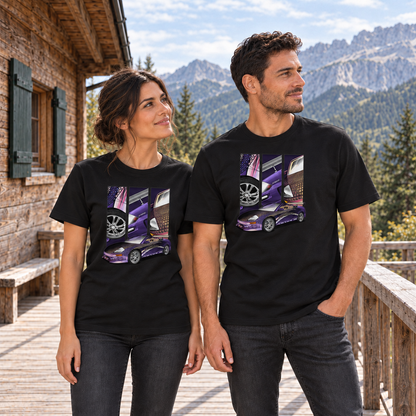 Mann und Frau in schwarzen T-Shirts mit Mitsu-Lila-Motiven vorn, auf einer Holzterrasse vor einer Berghütte und Bergen.