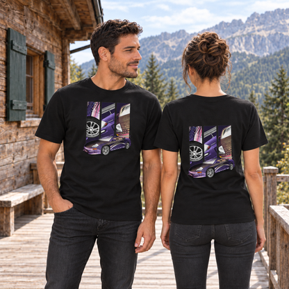 Mann von vorn und Frau von hinten in schwarzen T-Shirts mit Mitsu-Lila-Motiven, auf einer Holzterrasse vor einer Berghütte und Bergen.