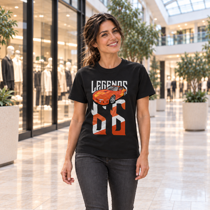 Frau von vorn im schwarzen T-Shirt mit Orange-Julius-Legends-Motiv auf der Vorderseite, im Atrium eines Einkaufszentrums mit Glasdach.