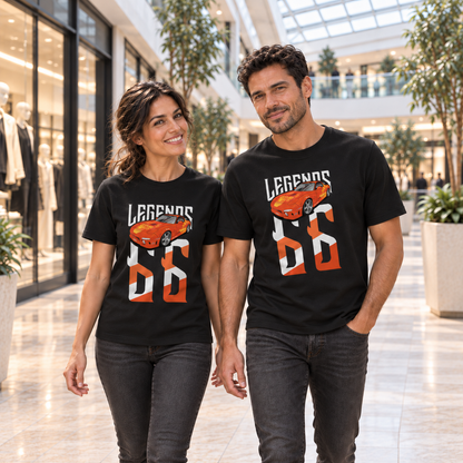 Mann und Frau in schwarzen T-Shirts mit Orange-Julius-Legends-Motiven vorn, im Atrium eines Einkaufszentrums mit Glasdach.