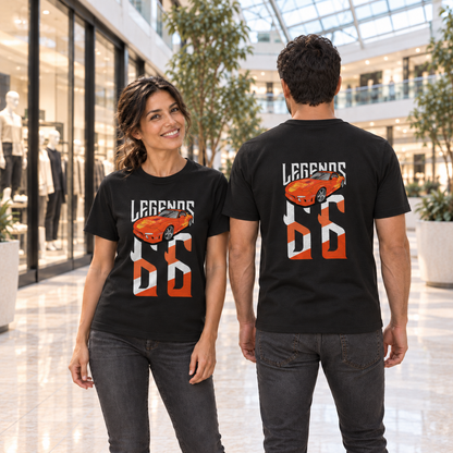 Frau von vorn und Mann von hinten in schwarzen T-Shirts mit Orange-Julius-Legends-Motiven, im Atrium eines Einkaufszentrums mit Glasdach.