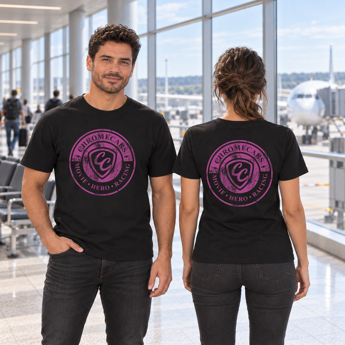 Zwei Personen in schwarzen T-Shirts stehen vor der Fensterfront des Flughafenterminals. Der Mann blickt zur Kamera, die Frau steht mit dem Rücken dazu; pinke ChromeCars-Logos sind bei ihm vorne und bei ihr hinten sichtbar.