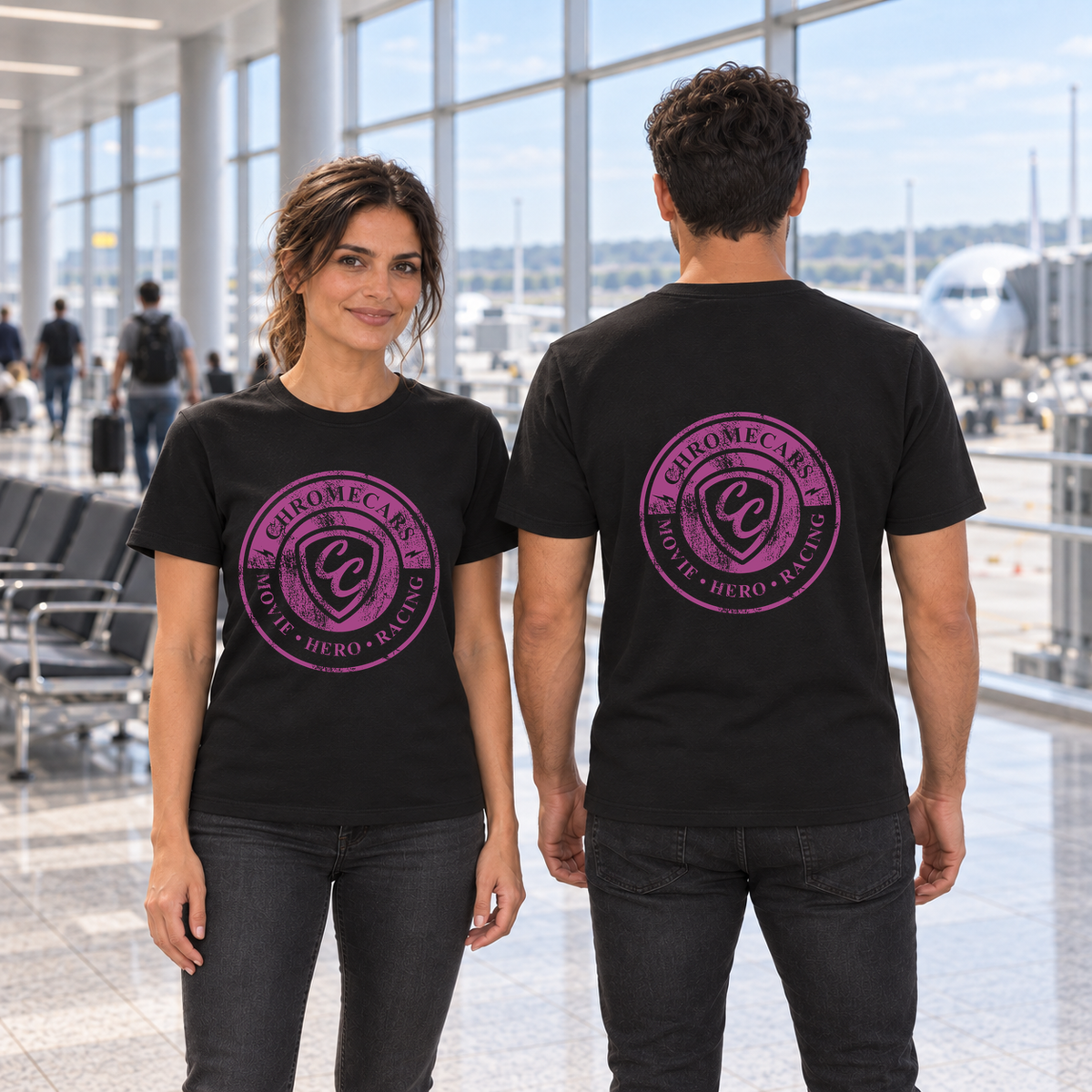 Zwei Personen in schwarzen T-Shirts stehen mit gesenkten Armen im Flughafenterminal. Die Frau blickt zur Kamera, der Mann zeigt den Rücken; pinke ChromeCars-Logos erscheinen bei ihr vorne und bei ihm hinten.