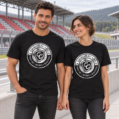 Zwei Personen, ein Mann und eine Frau, stehen händchenhaltend in schwarzen T-Shirts mit weißen Used Logos vorne. Die Frau blickt zum Mann; hinter der Betonbrüstung der Rennstrecke steht eine rot-graue Tribüne.