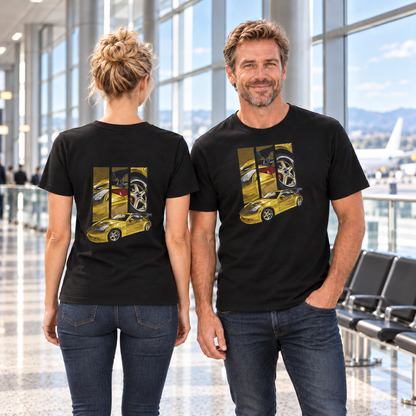 Mann von vorn und Frau von hinten in schwarzen T-Shirts mit Z350-Motiven, in einem hellen Flughafen-Terminal mit Glasfront und Sitzreihen.