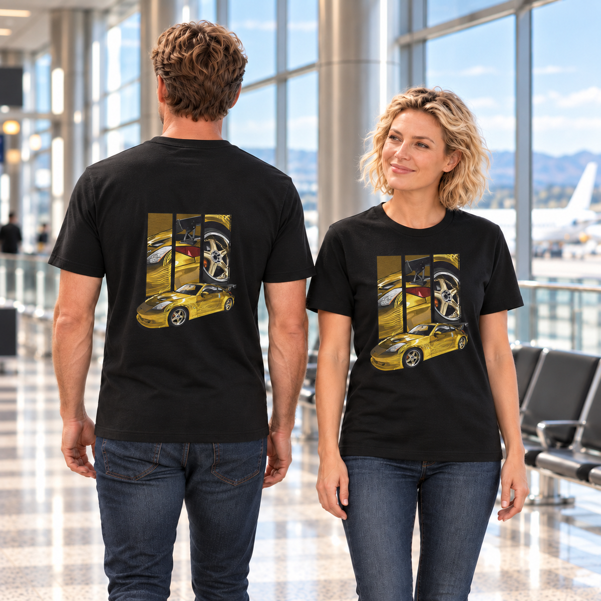Frau von vorn und Mann von hinten in schwarzen T-Shirts mit Z350-Motiven, in einem hellen Flughafen-Terminal mit Glasfront und Sitzreihen.