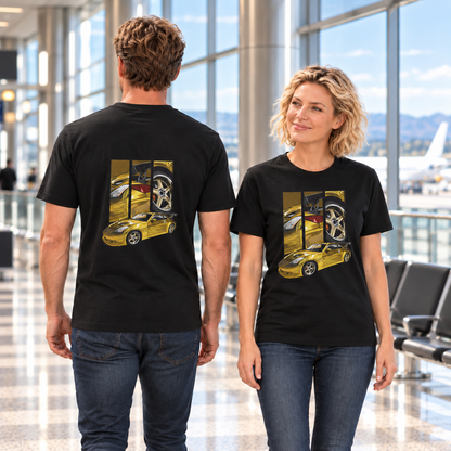 Frau von vorn und Mann von hinten in schwarzen T-Shirts mit Z350-Motiven, in einem hellen Flughafen-Terminal mit Glasfront und Sitzreihen.