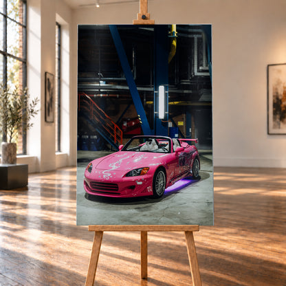 Ein Wandbild auf gebürstetem Alu im Hochformat ist auf einer Holzstaffelei in einem lichtdurchfluteten Raum mit großen Fenstern visualisiert. Das Motiv zeigt den pinken Honda S2000 aus „2 Fast 2 Furious“ mit violetter Unterbodenbeleuchtung vor dem dunklen Hintergrund einer Industriehalle.