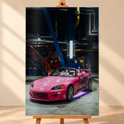 Hochformatiges Wandbild auf gebürstetem Alu als frontale Visualisierung auf einer Holzstaffelei vor heller Wand. Abgebildet ist der pinke Honda S2000 aus „2 Fast 2 Furious“ mit offenem Verdeck und violetter Unterbodenbeleuchtung in einer dunklen Industriehalle.