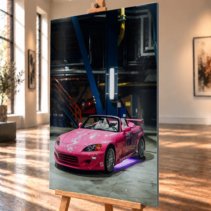 Produktvisualisierung eines hochformatigen Wandbilds auf gebürstetem Alu, schräg auf einer Staffelei gezeigt. Die schmale rechte Kante ist sichtbar. Das Motiv zeigt den pinken Honda S2000 aus „2 Fast 2 Furious“ mit weißem Dekor in einer dunklen Industriehalle.