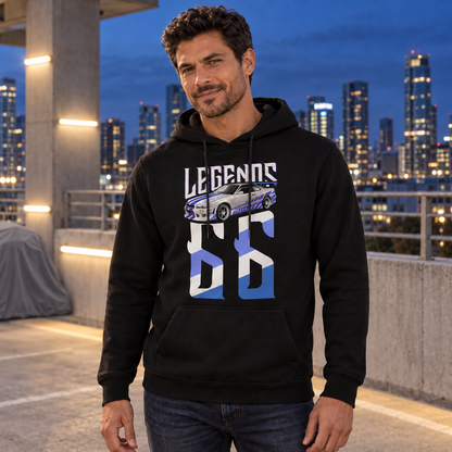 Mann im schwarzen Hoodie mit Brian’s Skyline als Legends-Frontmotiv steht auf einem Parkdeck vor der abendlichen Stadtkulisse.