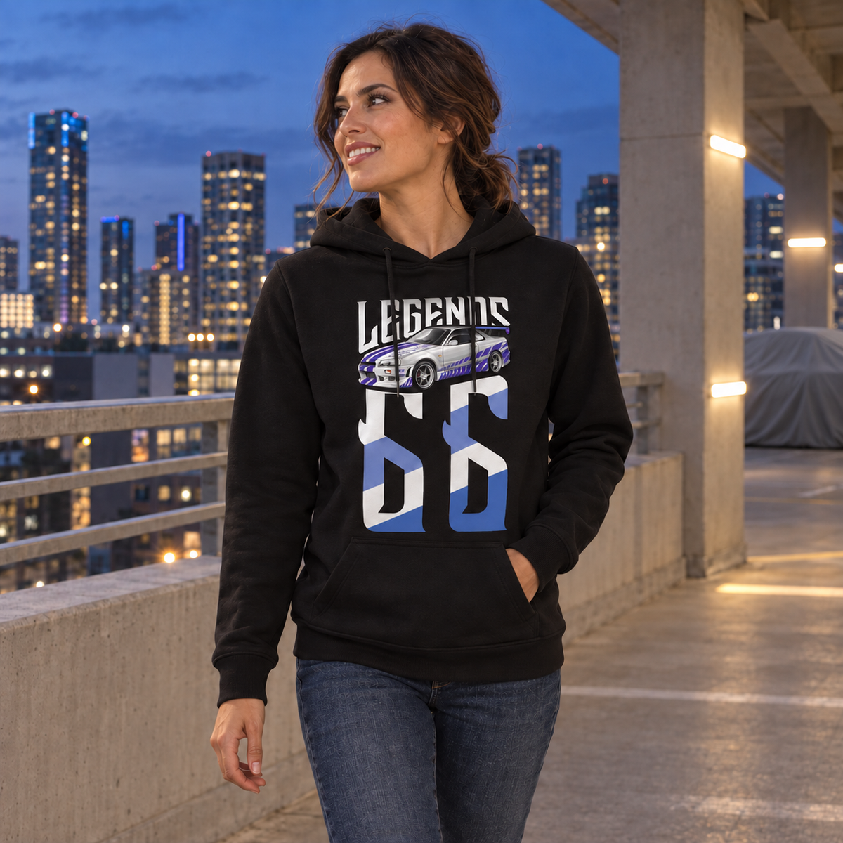 Frau im schwarzen Legends-Hoodie mit Brian’s Skyline auf der Vorderseite steht auf dem Parkdeck und blickt zur Seite.