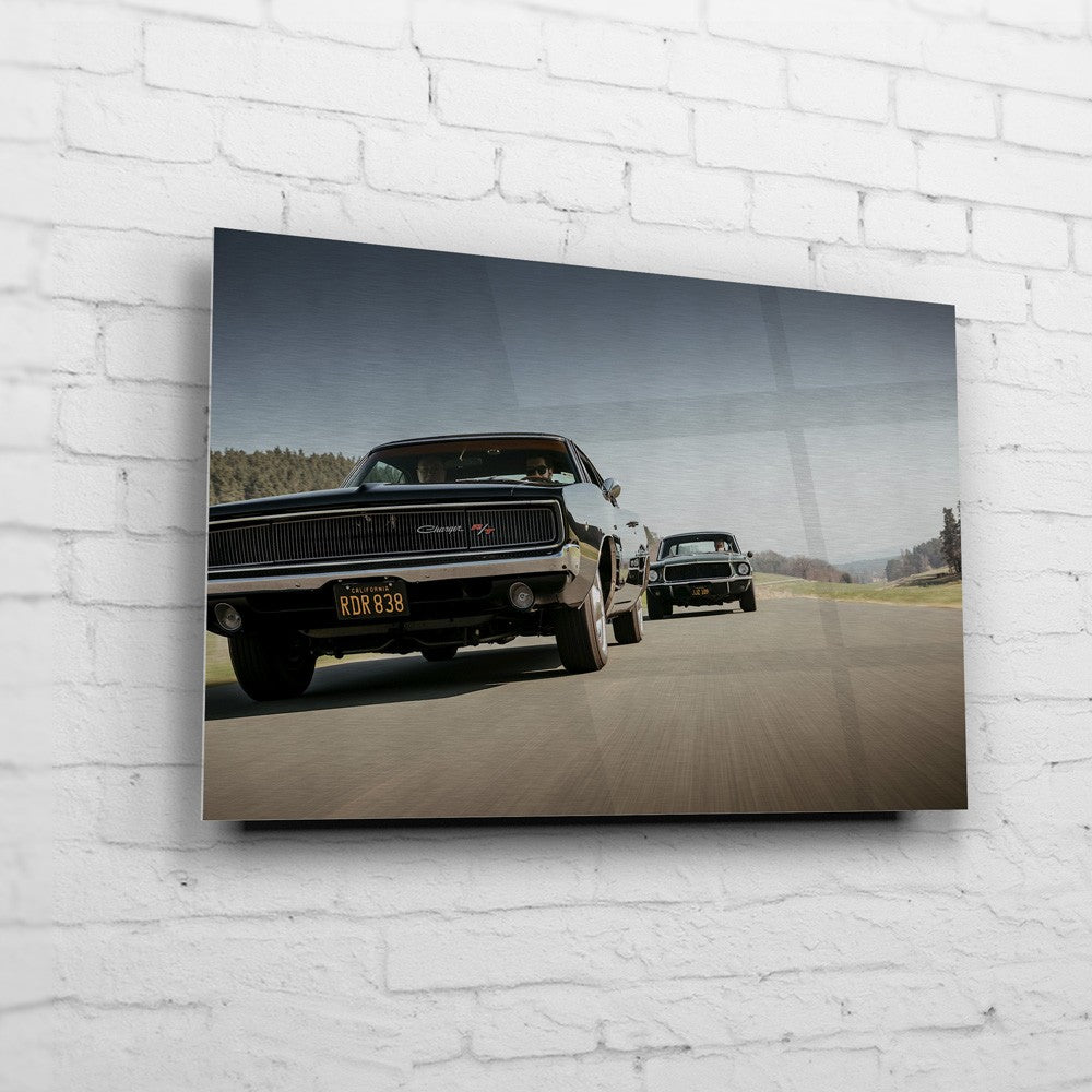 Bullitt Charger – Charger Lead auf gebürstetem Aluminium an weißer Ziegelwand