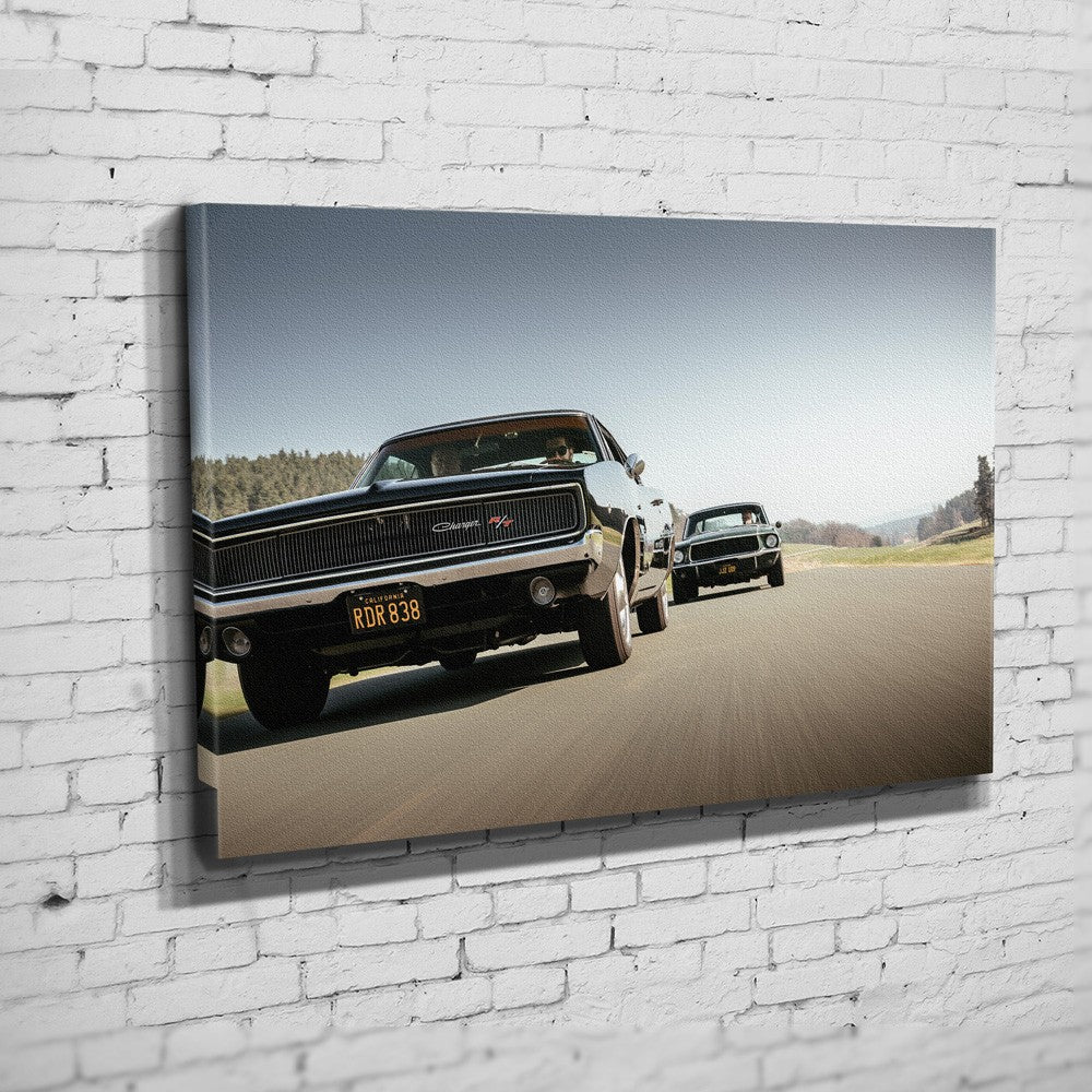 Bullitt Charger – Charger Lead auf Leinwand an weißer Ziegelwand