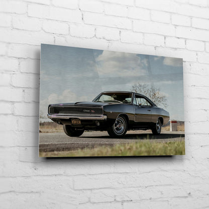 Bullitt Charger – Desert Roadside auf gebürstetem Aluminium an weißer Ziegelwand