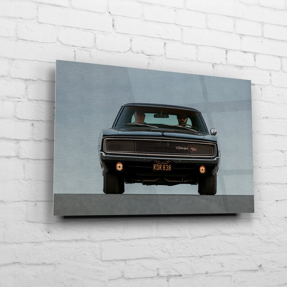 Bullitt Charger – Rear Portrait auf gebürstetem Aluminium an weißer Ziegelwand