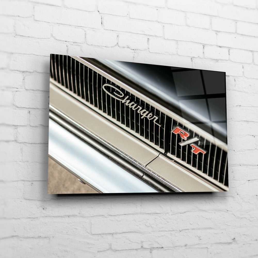 Bullitt Charger – RT Grille Detail auf Acrylglas an weißer Ziegelwand