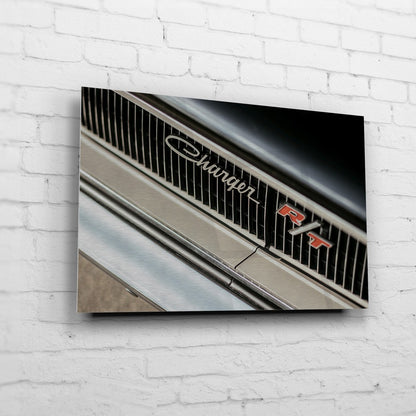 Bullitt Charger – RT Grille Detail auf gebürstetem Aluminium an weißer Ziegelwand