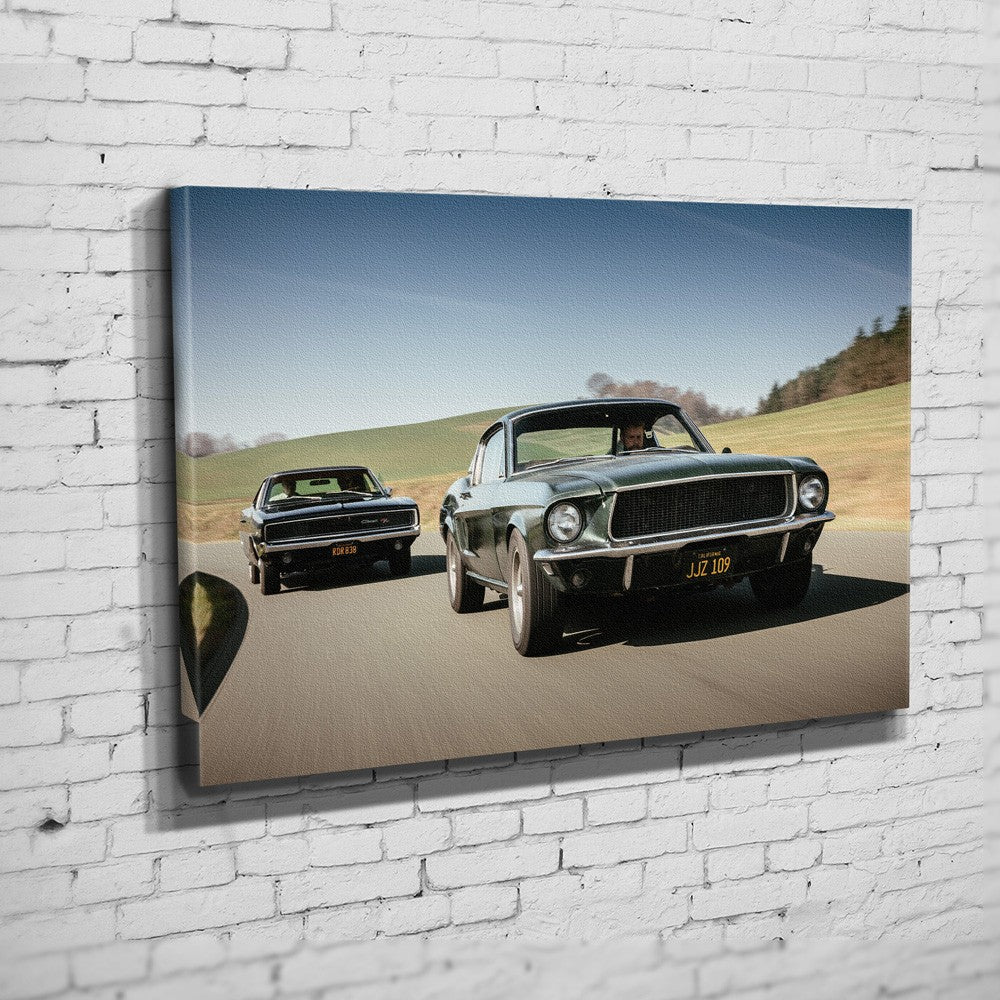 Bullitt Charger – Side-by-Side Chase auf Leinwand an weißer Ziegelwand