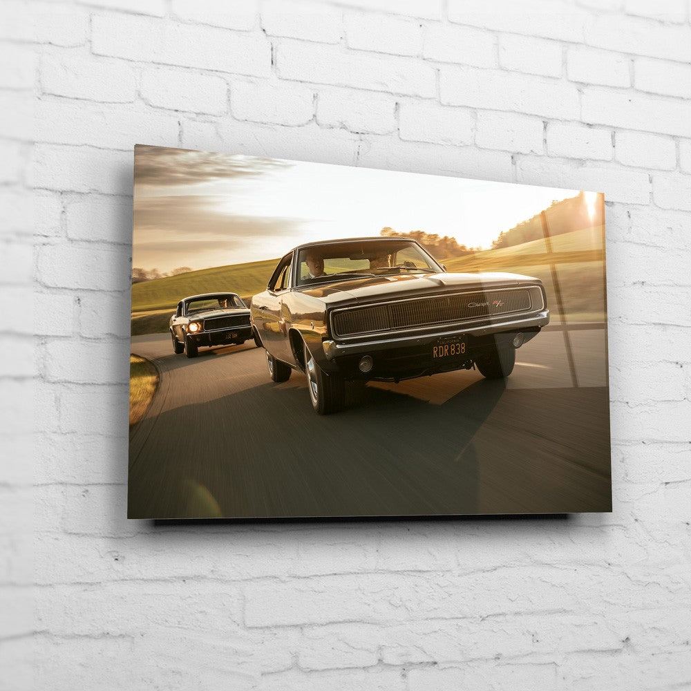 Bullitt Charger – Sunset Front Chase auf Acrylglas an weißer Ziegelwand