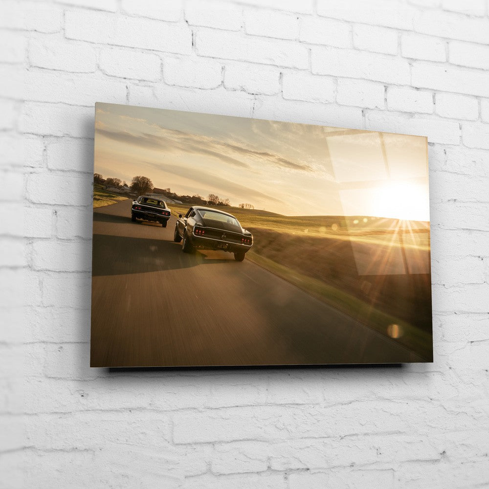 Bullitt Charger – Sunset Road Chase auf Acrylglas an weißer Ziegelwand