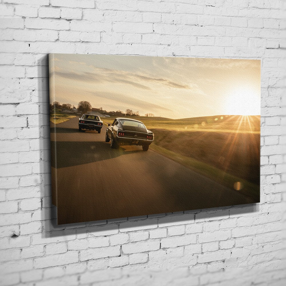 Bullitt Charger – Sunset Road Chase auf Leinwand an weißer Ziegelwand