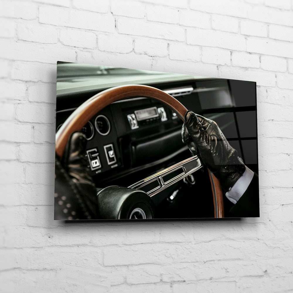 Bullitt Charger – Woodrim Cockpit auf Acrylglas an weißer Ziegelwand