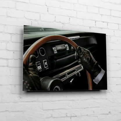 Bullitt Charger – Woodrim Cockpit auf gebürstetem Aluminium an weißer Ziegelwand