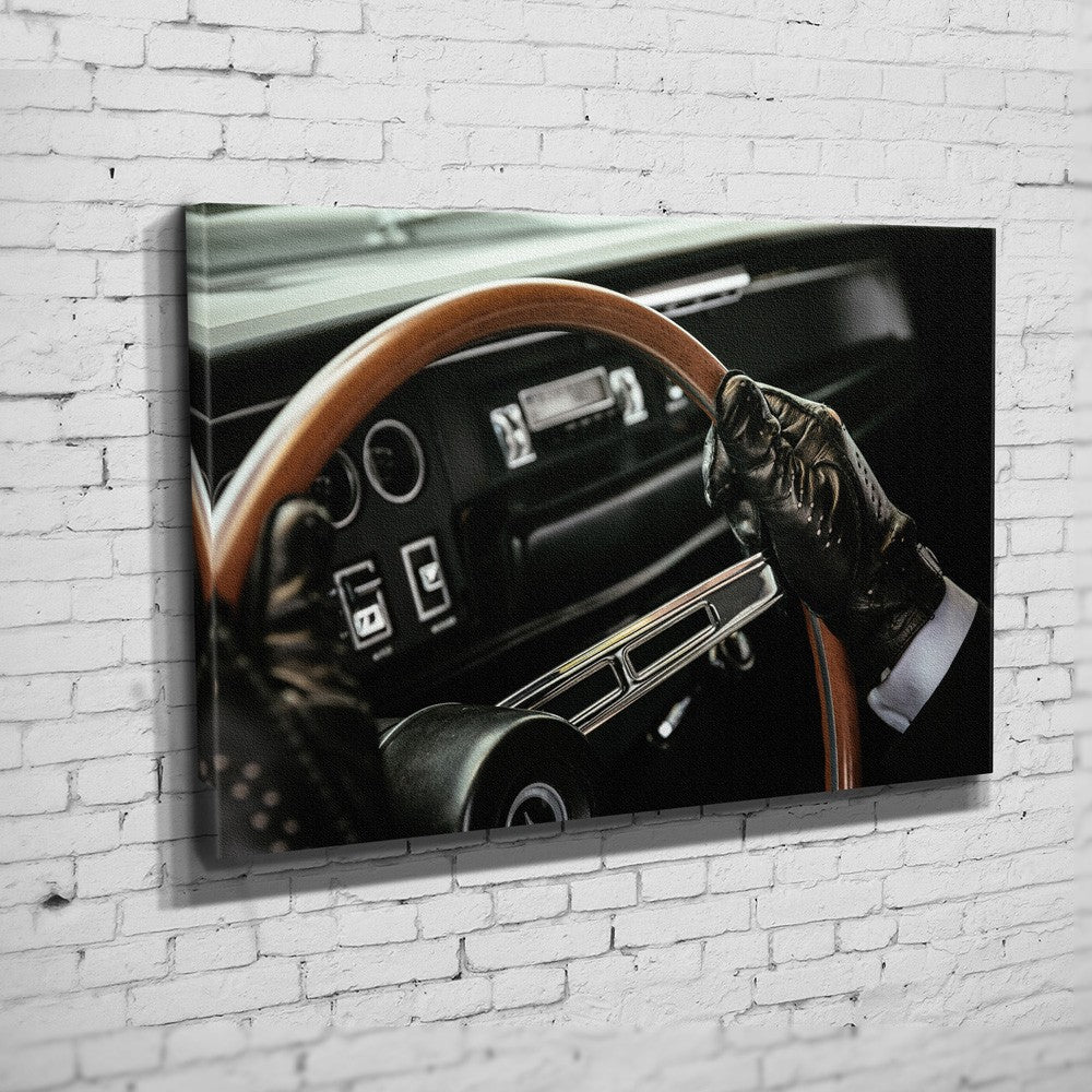 Bullitt Charger – Woodrim Cockpit auf Leinwand an weißer Ziegelwand