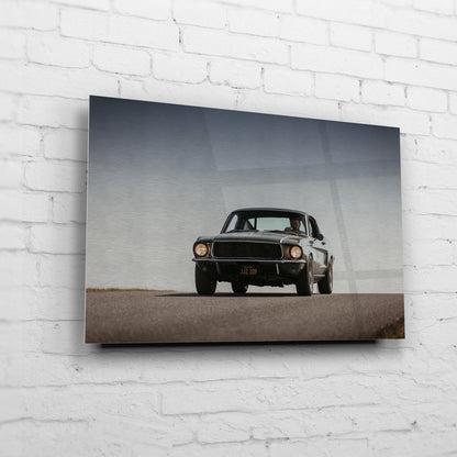 Bullitt Mustang – Hillcrest Front auf gebürstetem Aluminium an weißer Ziegelwand