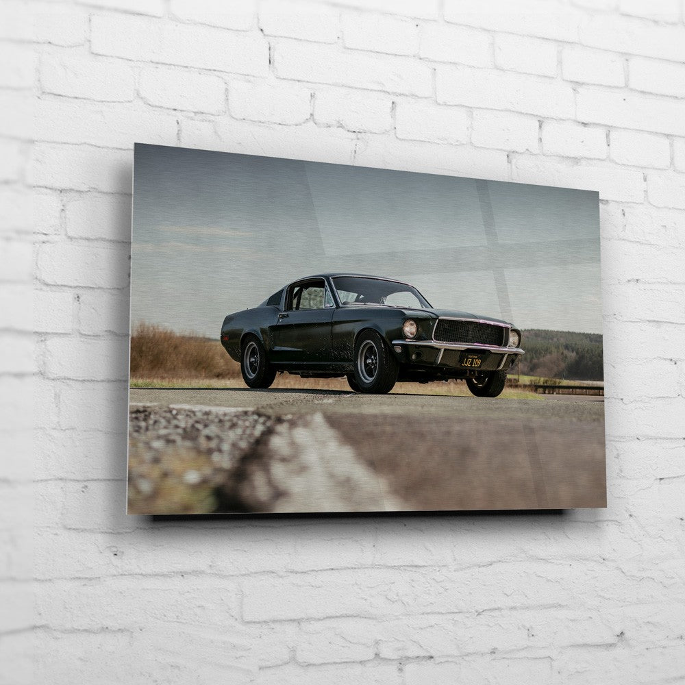 Bullitt Mustang – Roadside Profile auf gebürstetem Aluminium an weißer Ziegelwand
