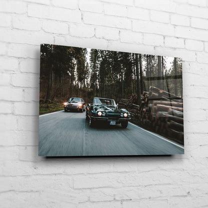 C2 & 911 – Forest Run auf Acrylglas an weißer Ziegelwand