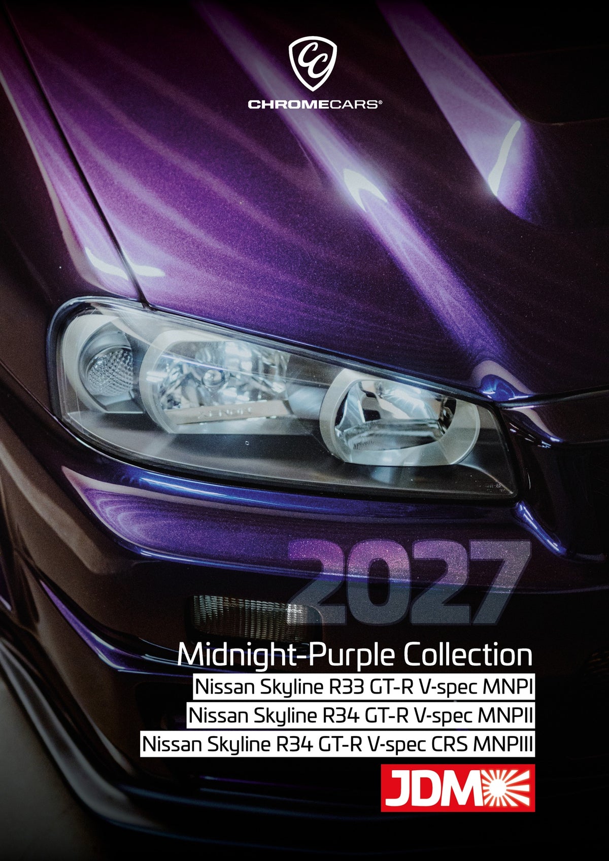 Cover des ChromeCars®-Kalenders 2027 „Midnight-Purple Collection“ im Hochformat. Nahaufnahme eines Scheinwerfers, der Motorhaube und eines Teils der Front des Nissan Skyline R34 „CRS“ mit dunkelviolettem Lack und hellen Lichtreflexen. Oben steht das weiße ChromeCars®-Logo, darunter im unteren Bildbereich groß „2027“ und der Collection-Name. Drei Textzeilen nennen Nissan Skyline R33 GT-R V-spec MPI, R34 GT-R V-spec MPII und R34 GT-R V-spec CRS MPIII. Unten rechts steht „JDM“ in Weiß auf rotem Grund.