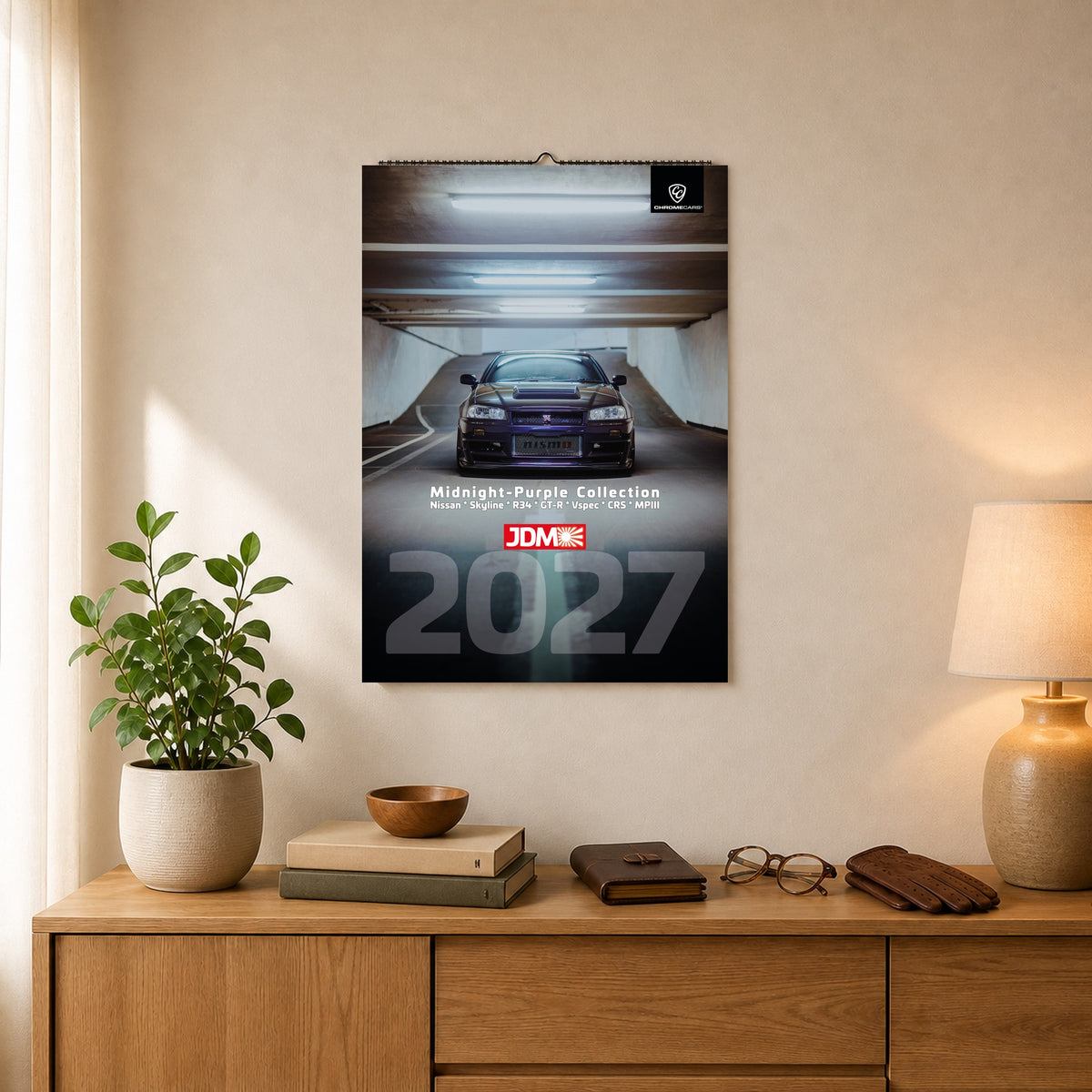 R34 GT-R CRS MPIII – 2027 Hochformat – Titelansicht im Raum