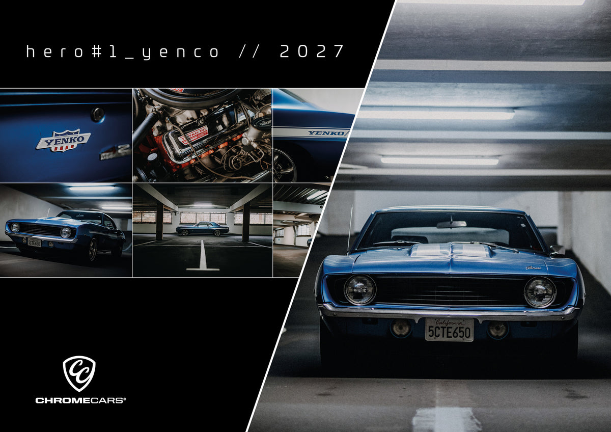 Cover des ChromeCars®-Kalenders „Yenko Camaro“ 2027: Rechts dominiert eine Frontansicht des blauen Chevrolet Camaro mit weißen Haubenstreifen in einer Garage. Links zeigt eine Collage kleinere Fahrzeugansichten sowie Nahaufnahmen des Yenko-Emblems, des Motorraums und des Seitenstreifens. Weiße Linien gliedern die Bilder auf schwarzem Grund. Oben steht „hero#1_yenco // 2027“, unten links das ChromeCars®-Logo.