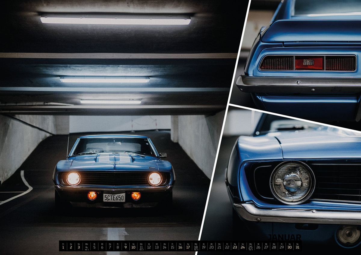 Yenko Camaro Kalender 2027 – Januar: Eine Bildkomposition vereint folgende Ansichten: Das Heck des blauen Camaro Yenko ist eng angeschnitten; Rücklicht, Spoilerkante und schwarze Blende bilden horizontale Flächen; Eine…