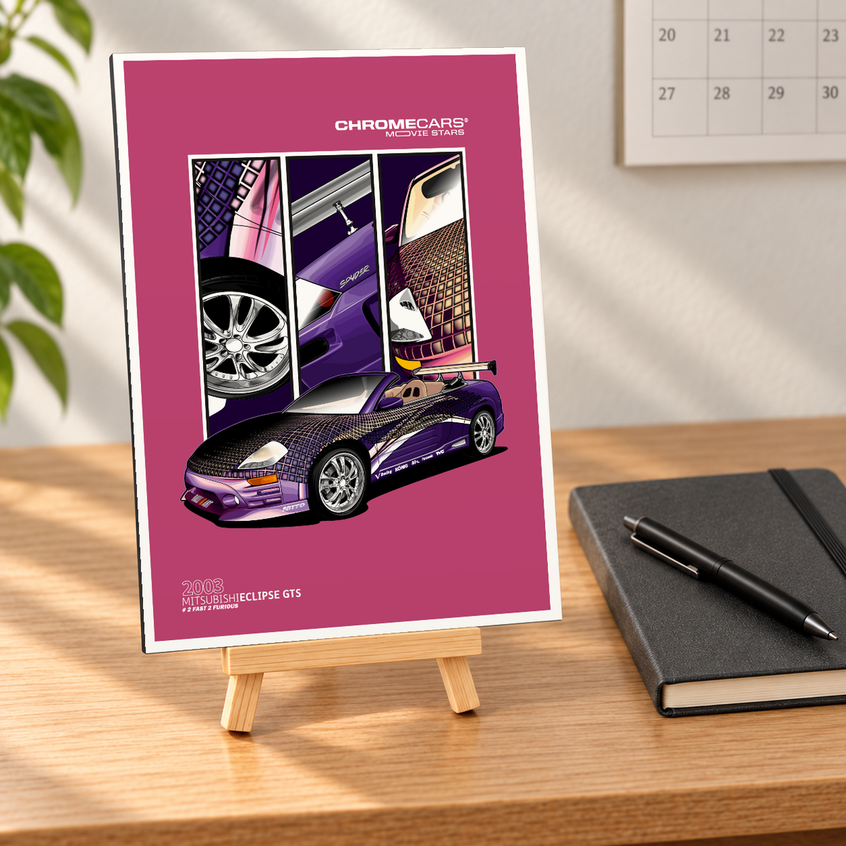Mockup in näherer, nahezu frontaler Ansicht: Kleine hochformatige Alu-Dibond-Bildplatte auf einer Holzstaffelei auf dem Schreibtisch. Motiv: violettes Mitsubishi-Eclipse-Cabrio mit gemusterter Karosserie, Heckflügel und drei Detailausschnitten auf pinkem Grund. Notizbuch, Stift, Wandkalender und Pflanze sind Szenerie, nicht Lieferumfang.
