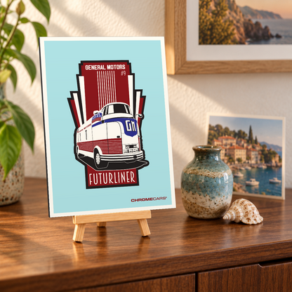 Mockup einer kleinen Alu-Dibond-Bildplatte im Hochformat auf einer Holzstaffelei, leicht schräg auf einer Holzkommode betrachtet. Das Motiv zeigt den rot-weißen GM Futurliner #9 mit blauer Frontpartie in Dreiviertelansicht vor türkisfarbenem Hintergrund und rot-schwarzer Grafik. Pflanze, Vase, Muschel und Küstenbilder bilden die Szenerie und gehören nicht zum Lieferumfang.