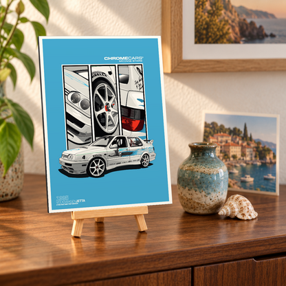 Mockup in leicht schräger Vorderansicht: Kleine hochformatige Alu-Dibond-Bildplatte auf einer Holzstaffelei auf einer dunklen Holzkommode. Das Motiv zeigt den weißen VW Jetta „Jesse’s Jetta“ mit blauen Dekoren vor türkisblauem Hintergrund sowie drei Detailfelder mit Scheinwerfern, Felge und Rücklicht. Pflanze, Vase, Muschel und Küstenbilder dienen als Szenerie.