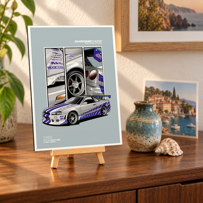 Mockup einer kleinen hochformatigen Alu-Dibond-Bildplatte auf einer Holzstaffelei, leicht schräg von vorn auf einer Holzkommode gezeigt. Motiv: silberner Nissan Skyline mit blau-violetten Streifen in vorderer Dreiviertelansicht, dahinter drei Detailfelder mit Front, Rad und Heck auf graublauem Grund. Pflanze, Vase, Muschel und gerahmte Küstenbilder bilden die Szenerie.