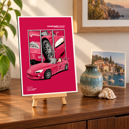 Mockup einer kleinen hochformatigen Alu-Dibond-Bildplatte auf Holzstaffelei, leicht schräg von vorn auf einer Holzkommode gezeigt. Das Motiv zeigt Sukis pinken Honda S2000 in Front-Dreiviertelansicht sowie drei Detailausschnitte auf magentafarbenem Grund mit weißem Rand. Pflanzen, Vasen, Muschel und Küstenfotos dienen als Szenerie.