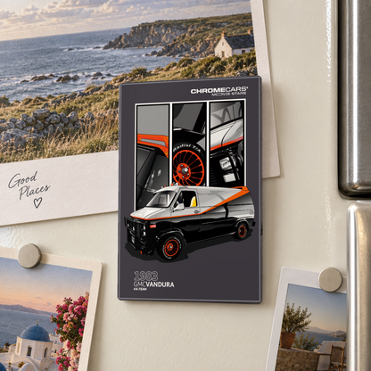 Illustrative Mockup-Szene in Nahansicht: Hochformatiger ChromeCars-Motivmagnet an einer cremefarbenen Kühlschranktür zwischen Reisefotos, rechts der Türgriff. Das dunkle Motiv zeigt den schwarz-grauen GMC Vandura („A-Team“ Van) mit orangefarbenem Seitenstreifen und Felgen sowie drei Fahrzeugdetail-Ausschnitten.