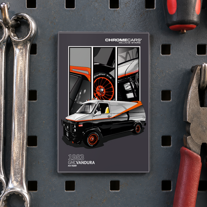 Nahaufnahme eines ChromeCars-Motivmagneten an einer dunklen, gelochten Werkzeugwand als illustrative Mockup-Szene. Auf dem Magneten ist der schwarz-graue GMC Vandura („A-Team“ Van) mit orangefarbenem Streifen und Felgen vor drei Detailfeldern abgebildet. Links hängen Ringschlüssel, rechts eine Zange mit rotem Griff.