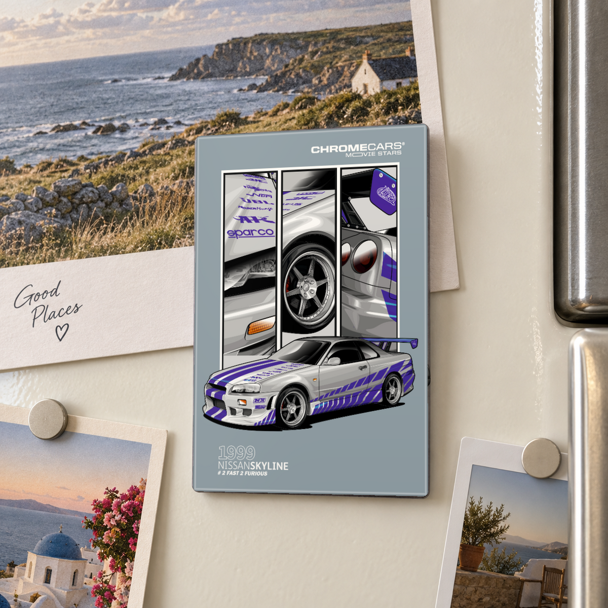 Illustrative Mockup-Nahaufnahme eines ChromeCars-Motivmagneten am cremefarbenen Kühlschrank zwischen Reisefotos. Das graublaue Hochformat zeigt einen silbernen Nissan Skyline GT-R R34 mit violetten Streifen und Heckspoiler sowie drei Detailansichten von Front, Felge und Heck. Rechts ist der Kühlschrankgriff zu sehen.