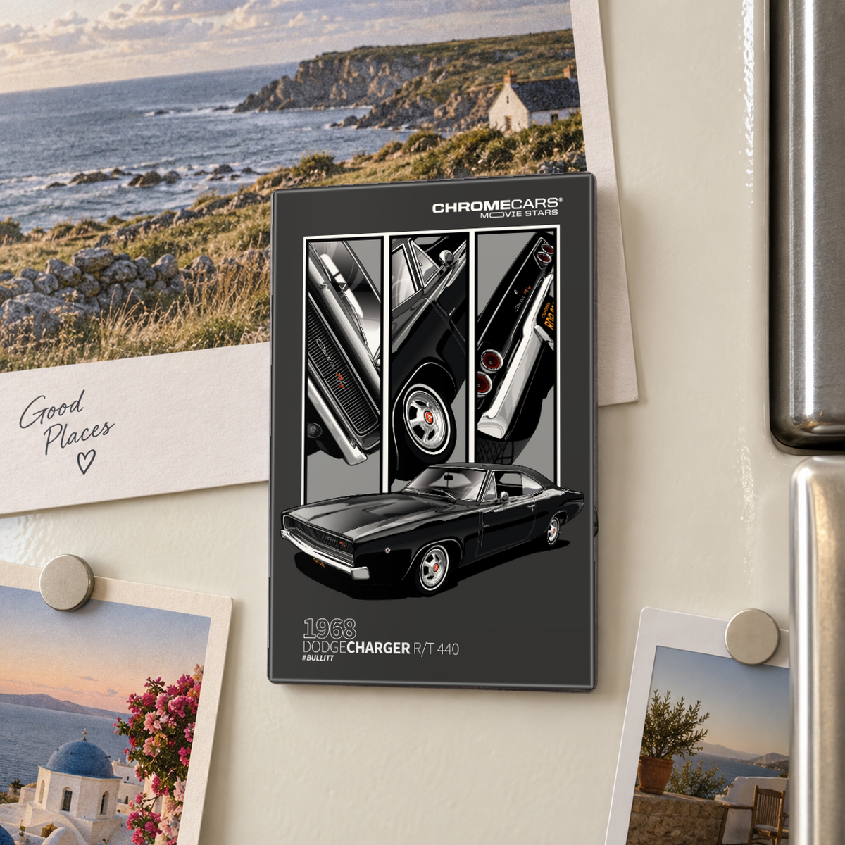 Illustrative Mockup-Nahaufnahme eines hochformatigen ChromeCars-Motivmagneten am cremefarbenen Kühlschrank. Das dunkle Motiv zeigt einen schwarzen Dodge Charger 440 R/T schräg von vorn sowie drei Detailansichten von Kühlergrill, Rad und Heck. Reisepostkarten umgeben den Magneten; rechts ist der Kühlschrankgriff sichtbar.