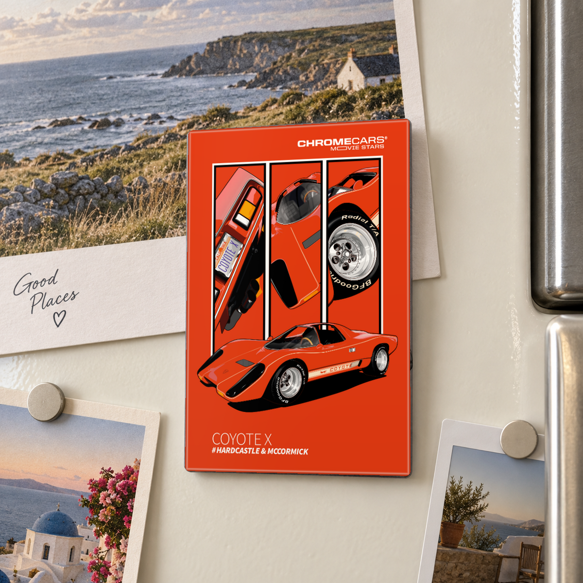 Illustrative Mockup-Nahansicht am cremefarbenen Kühlschrank: Ein hochformatiger, roter ChromeCars-Motivmagnet zeigt den „Coyote X“ in Schrägansicht und drei senkrechte Bildfelder mit Fahrzeugdetails. Rundherum sind Urlaubsfotos und rechts ein Kühlschrankgriff zu sehen.
