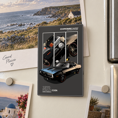 Illustrative Mockup-Nahaufnahme eines hochformatigen Motivmagneten am cremefarbenen Kühlschrank. Das dunkle Motiv zeigt einen schwarzen Plymouth Hemi ’Cuda in schräger Frontansicht sowie drei Detailbilder von Heck, Scheinwerfer und Rad. Rundherum sind Landschaftspostkarten zu sehen, rechts der Kühlschrankgriff.