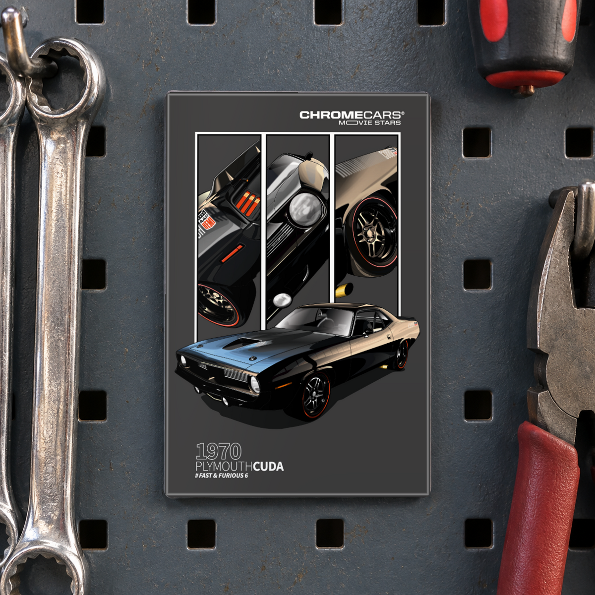 Illustrative Mockup-Nahaufnahme eines hochformatigen Motivmagneten an einer grauen Werkzeug-Lochwand. Auf dunklem Grund sind ein schwarzer Plymouth Hemi ’Cuda in schräger Frontansicht und drei Detailbilder von Heck, Scheinwerfer und Rad abgebildet. Links hängen Ringschlüssel, rechts eine Zange mit roten Griffen.