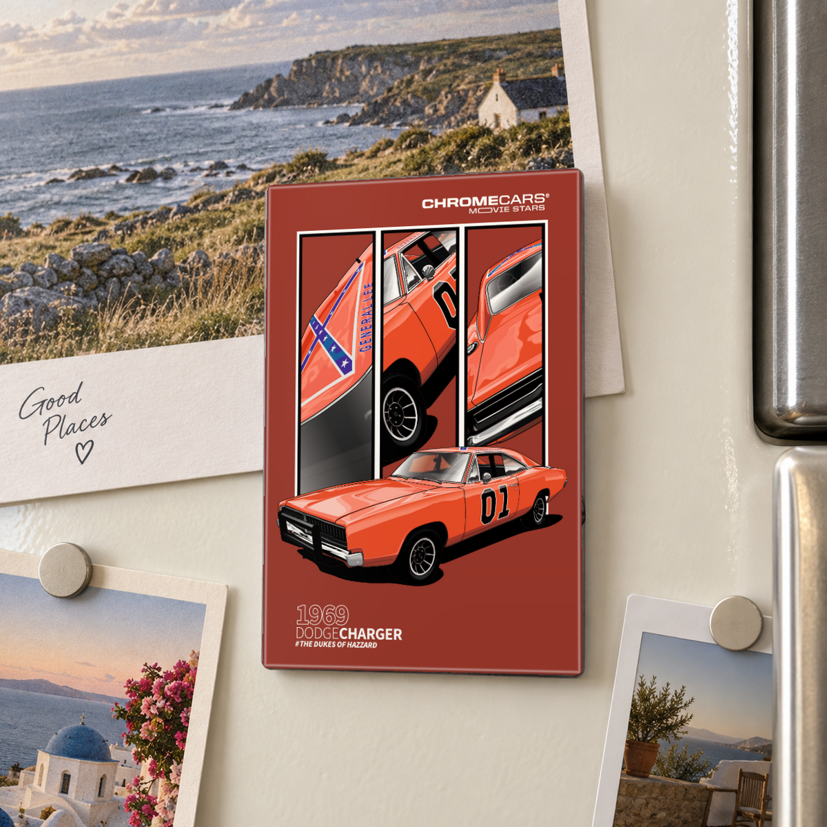 Illustrative Mockup-Nahaufnahme eines hochformatigen ChromeCars-Motivmagneten am cremefarbenen Kühlschrank neben Reisepostkarten. Auf dunkelrotem Grund ist der orangefarbene Dodge Charger „General Lee“ mit der Türnummer 01 vor drei senkrechten Fahrzeugdetailansichten zu sehen.