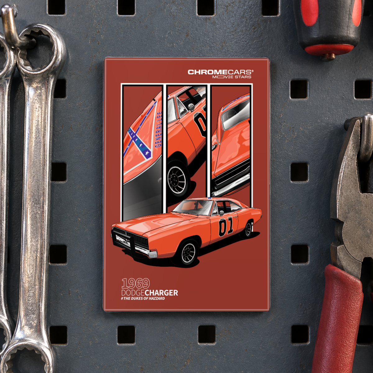 Illustrative Mockup-Nahaufnahme eines ChromeCars-Motivmagneten an einer grauen Loch-Werkzeugwand zwischen Schraubenschlüsseln, Zange und Schraubendreher. Das hochformatige, dunkelrote Motiv zeigt den orangefarbenen Dodge Charger „General Lee“ mit der Türnummer 01 und drei senkrechten Detailansichten.